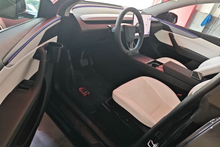 Used Tesla Model Y 2025 Long-Range All-Wheel Drive First Edition Driver Seat