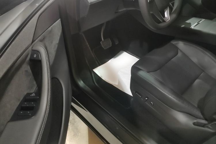 Used Tesla Model Y 2025 Long-Range All-Wheel Drive First Edition Driver Seat
