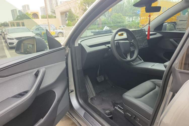 Used Tesla Model Y 2025 Rear-Wheel-Drive Version Driver Seat