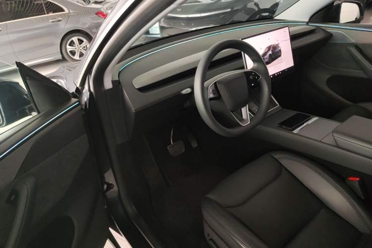 Used Tesla Model Y 2025 Long-Range All-Wheel-Drive Version Driver Seat