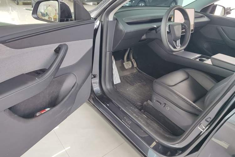 Used Tesla Model Y 2025 Rear-Wheel Drive First Edition Driver Seat