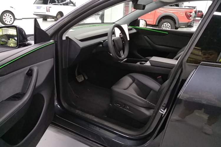 Used Tesla Model Y 2025 Rear-Wheel Drive First Edition Driver Seat