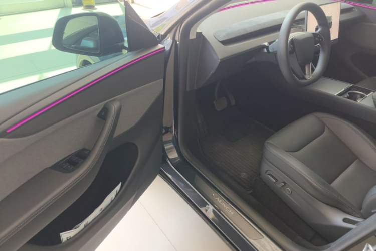 Used Tesla Model Y 2025 Rear-Wheel Drive First Edition Driver Seat
