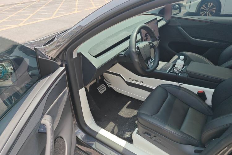 Used Tesla Model Y 2025 Long-Range All-Wheel Drive First Edition Driver Seat