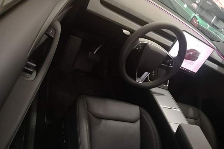 Used Tesla Model Y 2025 Long-Range All-Wheel Drive First Edition Driver Seat