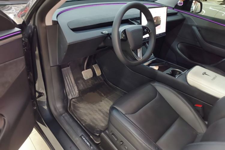 Used Tesla Model Y 2025 Long-Range All-Wheel Drive First Edition Driver Seat