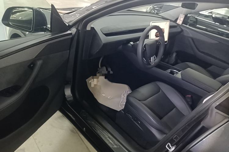 Used Tesla Model Y 2025 Long-Range All-Wheel Drive First Edition Driver Seat