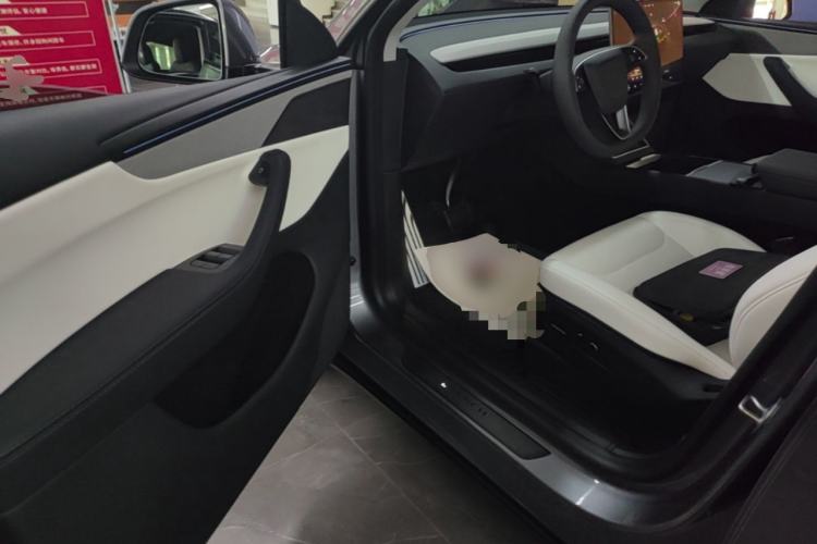 Used Tesla Model Y 2025 Long-Range All-Wheel Drive First Edition Driver Seat