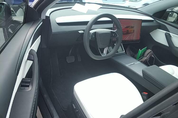 Used Tesla Model Y 2025 Long-Range All-Wheel-Drive Version Driver Seat