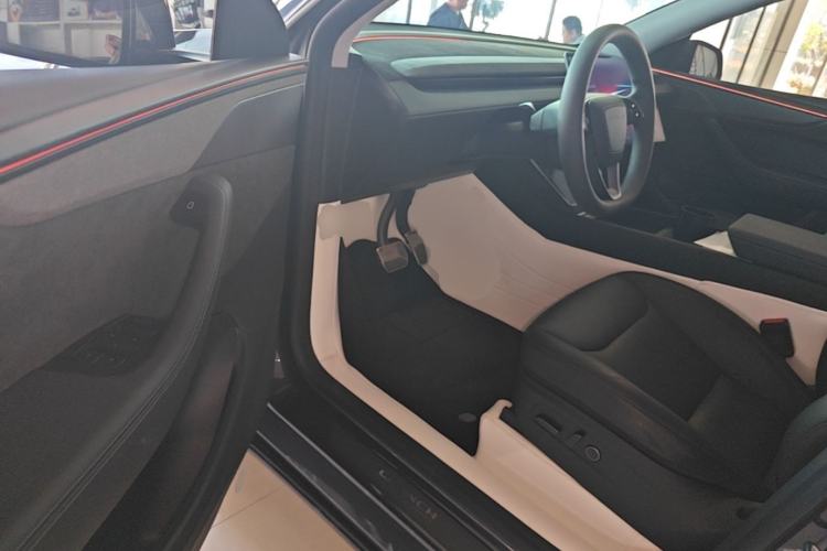 Used Tesla Model Y 2025 Long-Range All-Wheel Drive First Edition Driver Seat