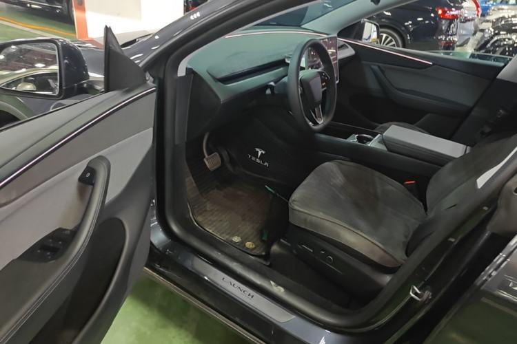 Used Tesla Model Y 2025 Rear-Wheel Drive First Edition Driver Seat