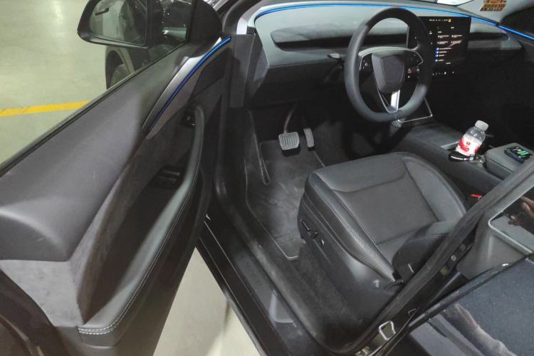 Used Tesla Model Y 2025 Long-Range All-Wheel Drive First Edition Driver Seat