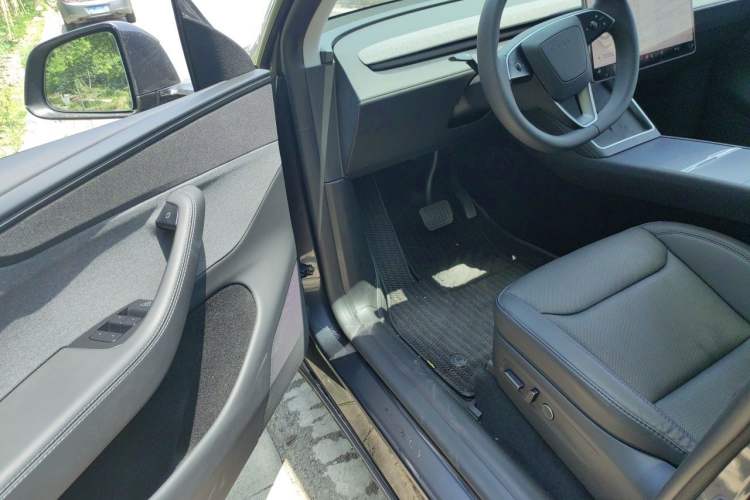 Used Tesla Model Y 2025 Rear-Wheel-Drive Version Driver Seat