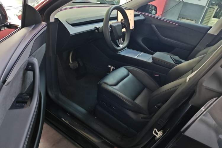 Used Tesla Model Y 2025 Long-Range All-Wheel Drive First Edition Driver Seat