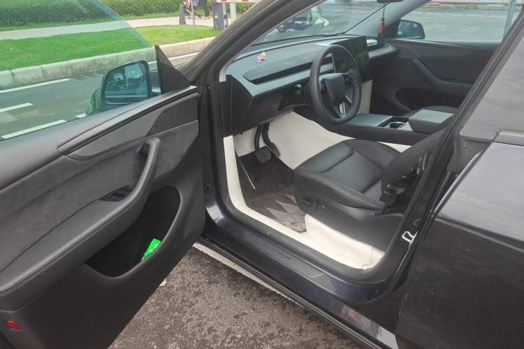 Used Tesla Model Y 2025 Long-Range All-Wheel Drive First Edition Driver Seat