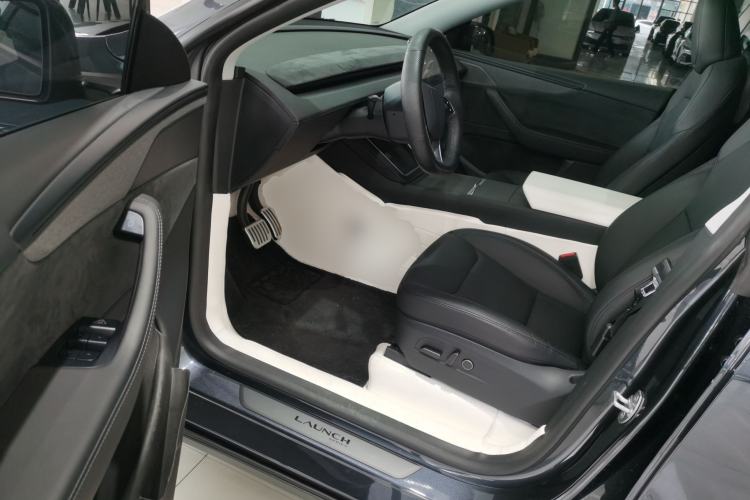 Used Tesla Model Y 2025 Long-Range All-Wheel Drive First Edition Driver Seat
