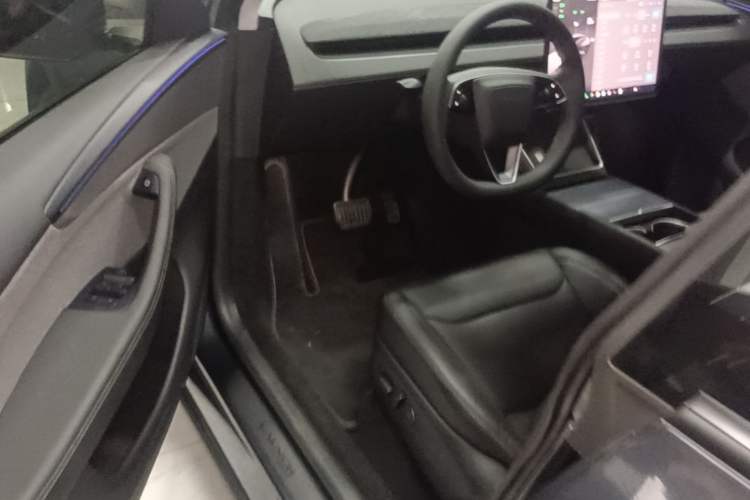 Used Tesla Model Y 2025 Rear-Wheel Drive First Edition Driver Seat