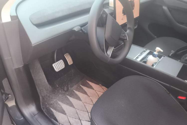 Used Tesla Model Y 2025 Long-Range All-Wheel-Drive Version Driver Seat