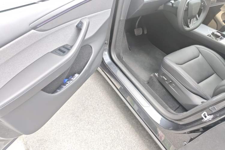 Used Tesla Model Y 2025 Rear-Wheel-Drive Version Driver Seat
