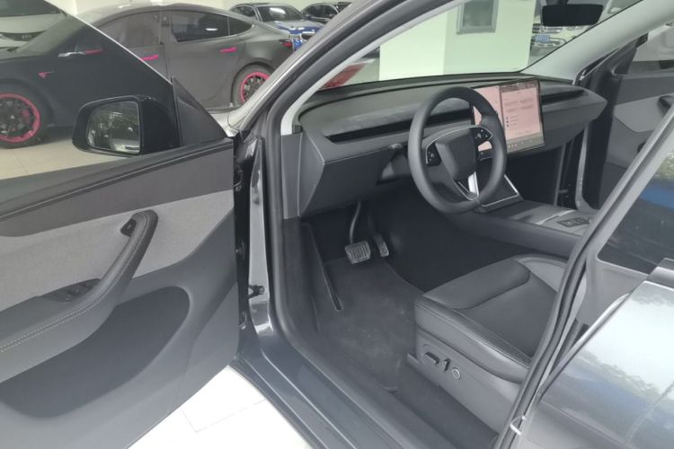 Used Tesla Model Y 2025 Rear-Wheel Drive First Edition Driver Seat