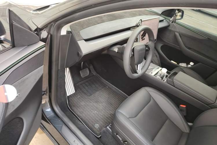 Used Tesla Model Y 2025 Long-Range All-Wheel Drive First Edition Driver Seat