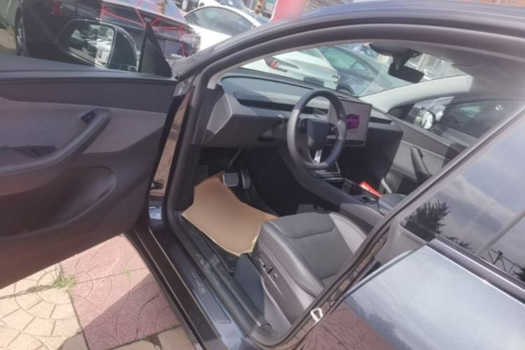 Used Tesla Model Y 2025 Rear-Wheel Drive First Edition Driver Seat