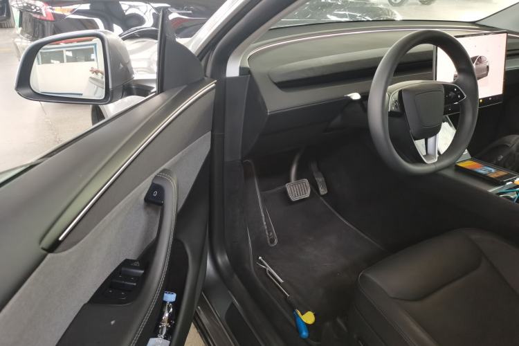Used Tesla Model Y 2025 Rear-Wheel Drive First Edition Driver Seat