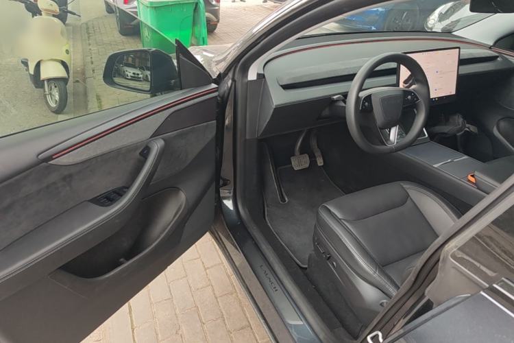 Used Tesla Model Y 2025 Long-Range All-Wheel Drive First Edition Driver Seat
