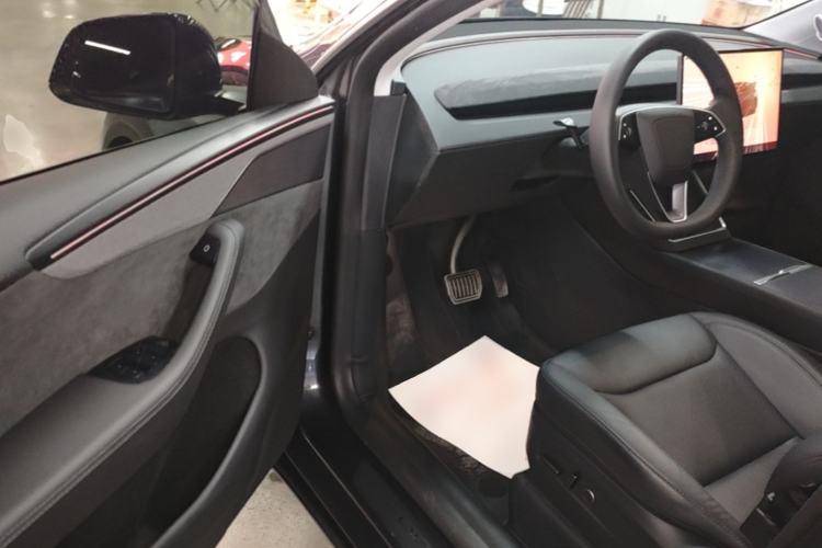 Used Tesla Model Y 2025 Long-Range All-Wheel Drive First Edition Driver Seat