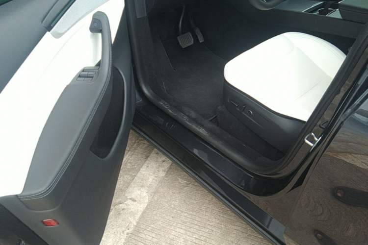 Used Tesla Model Y 2025 Rear-Wheel Drive First Edition Driver Seat
