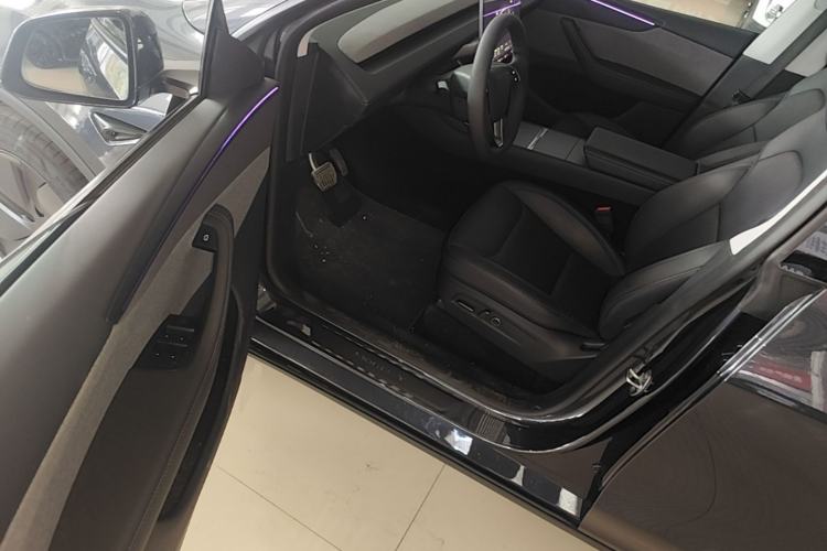 Used Tesla Model Y 2025 Rear-Wheel Drive First Edition Driver Seat