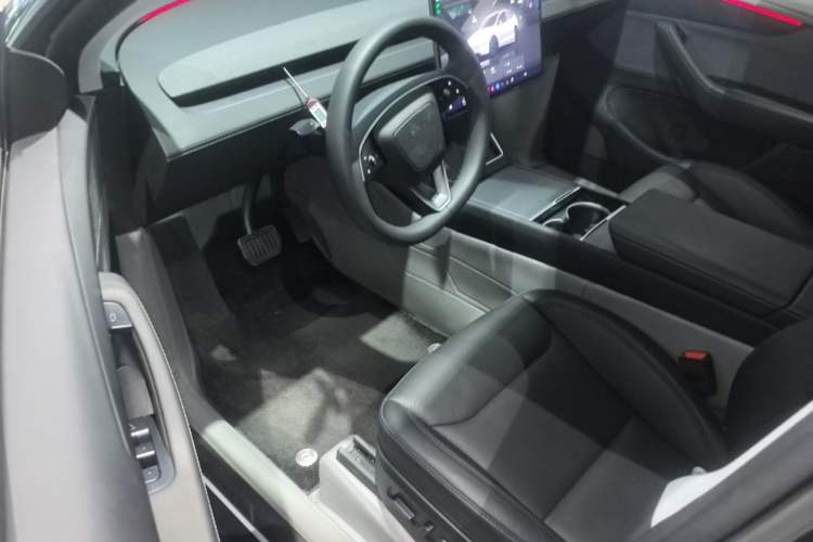 Used Tesla Model Y 2025 Rear-Wheel-Drive Version Driver Seat
