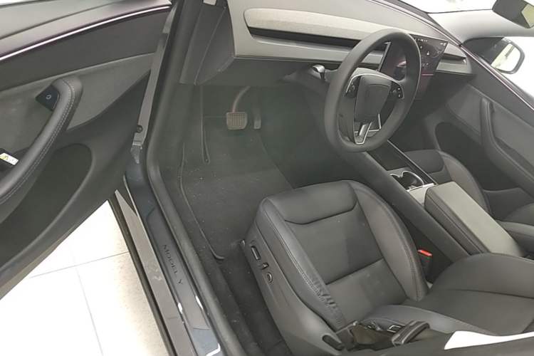 Used Tesla Model Y 2025 Rear-Wheel Drive First Edition Driver Seat