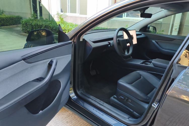 Used Tesla Model Y 2025 Rear-Wheel Drive First Edition Driver Seat