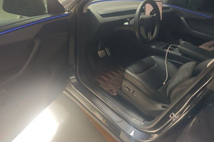 Used Tesla Model Y 2025 Long-Range All-Wheel Drive First Edition Driver Seat