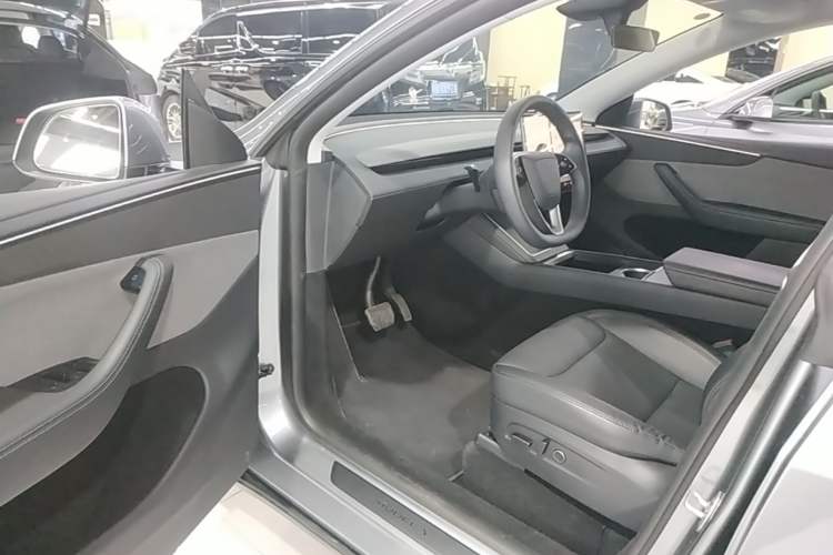 Used Tesla Model Y 2025 Rear-Wheel-Drive Version Driver Seat