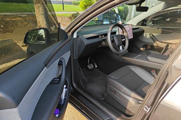 Used Tesla Model Y 2025 Rear-Wheel Drive First Edition Driver Seat