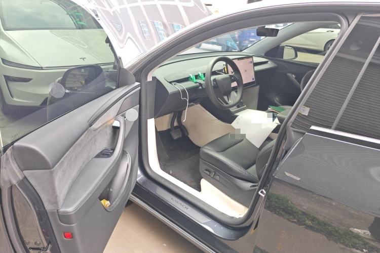 Used Tesla Model Y 2025 Long-Range All-Wheel Drive First Edition Driver Seat