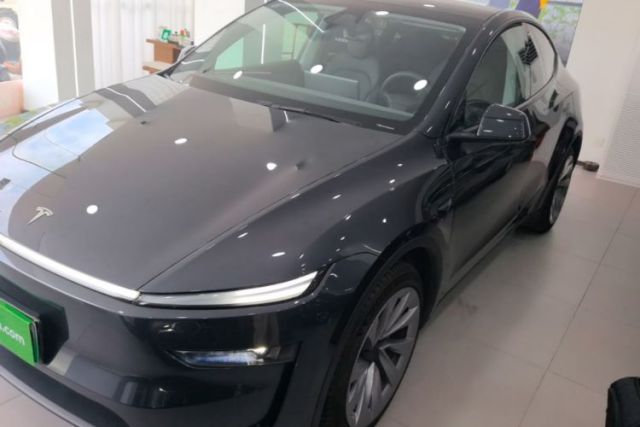 Używany Tesla Model Y 2025 Rear-Wheel-Drive Version