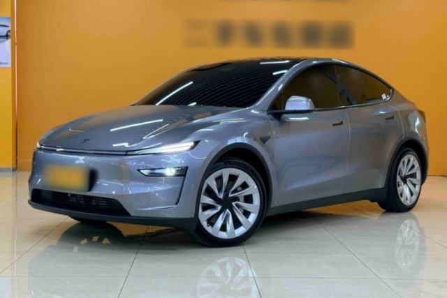 Tesla Model Y 2025 Rear-Wheel Drive First Edition с пробегом