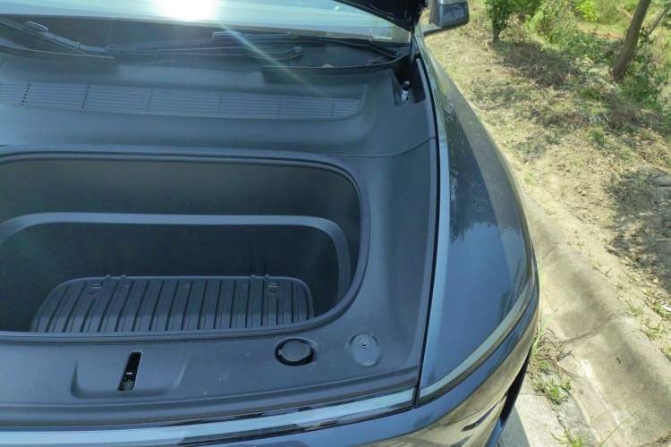 Used Tesla Model Y 2025 Rear-Wheel-Drive Version Engine Bay Left