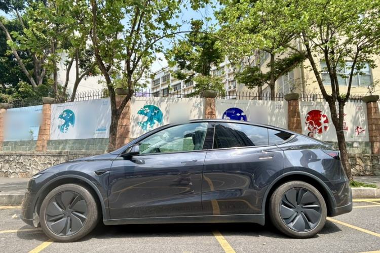 Used Tesla Model Y 2025 Rear-Wheel Drive First Edition Exterior 2