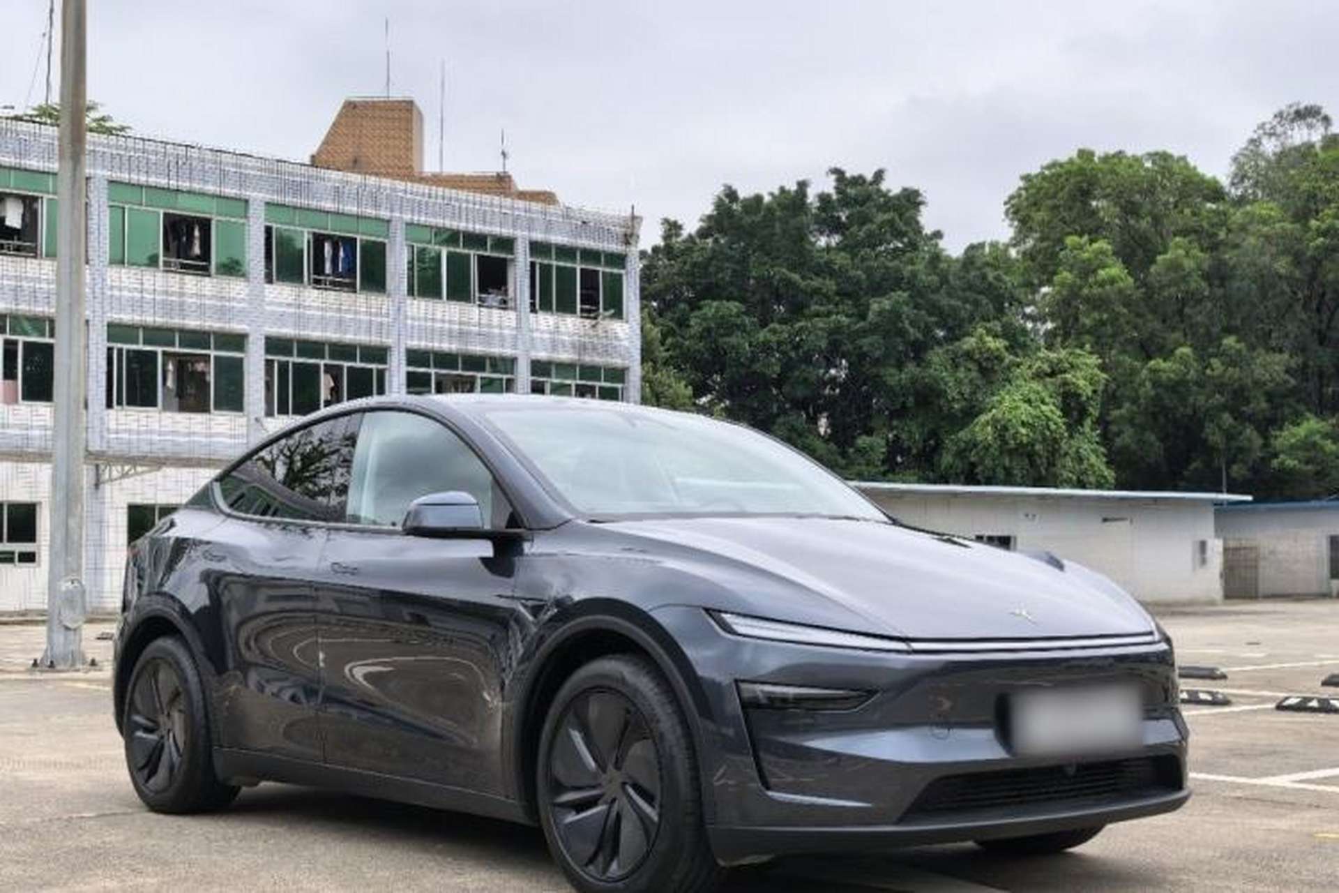 Used Tesla Model Y 2025 Rear-Wheel-Drive Version Exterior 2