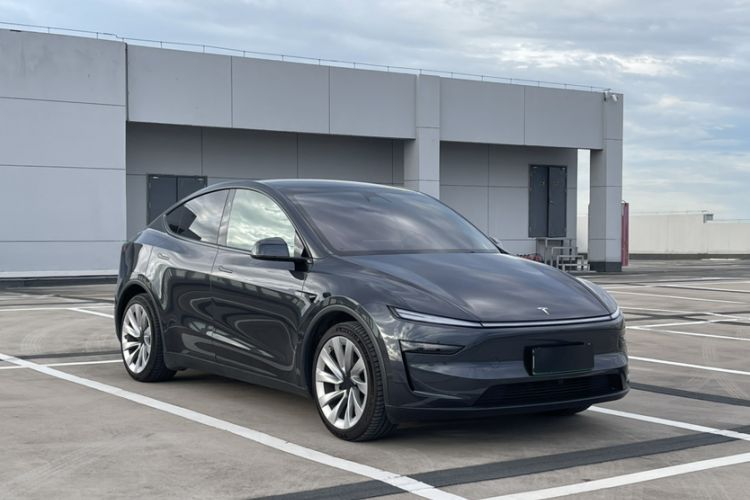 Used Tesla Model Y 2025 Rear-Wheel Drive First Edition Exterior 2