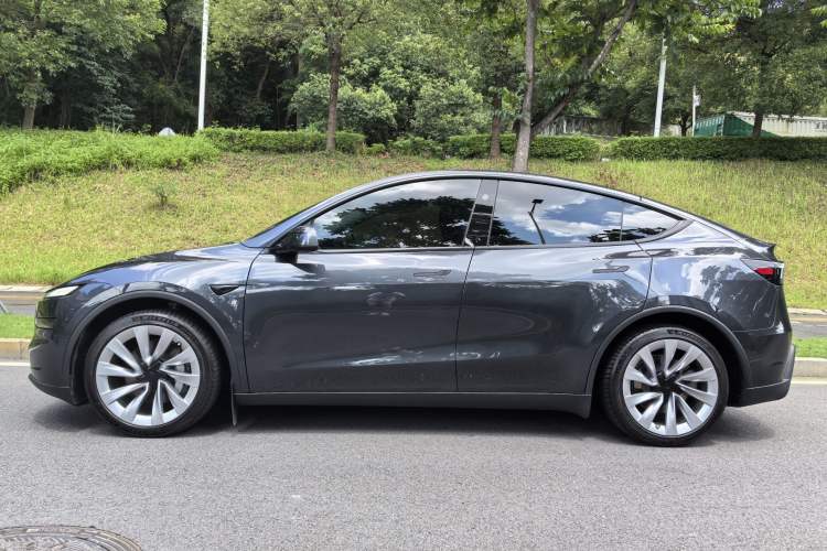 Used Tesla Model Y 2025 Rear-Wheel-Drive Version Exterior 3