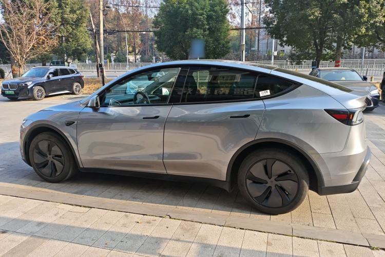 Used Tesla Model Y 2025 Rear-Wheel-Drive Version Exterior 3