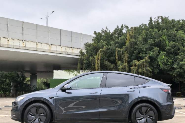 Used Tesla Model Y 2025 Rear-Wheel-Drive Version Exterior 3