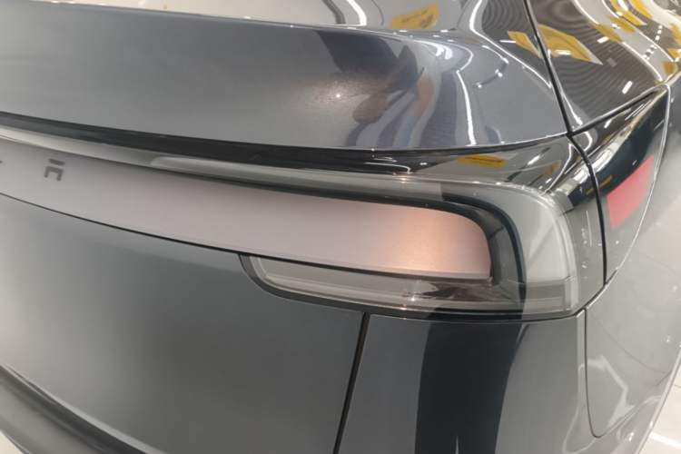 Used Tesla Model Y 2025 Long-Range All-Wheel-Drive Version Exterior 3