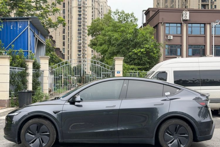 Used Tesla Model Y 2025 Long-Range All-Wheel Drive First Edition Exterior 3
