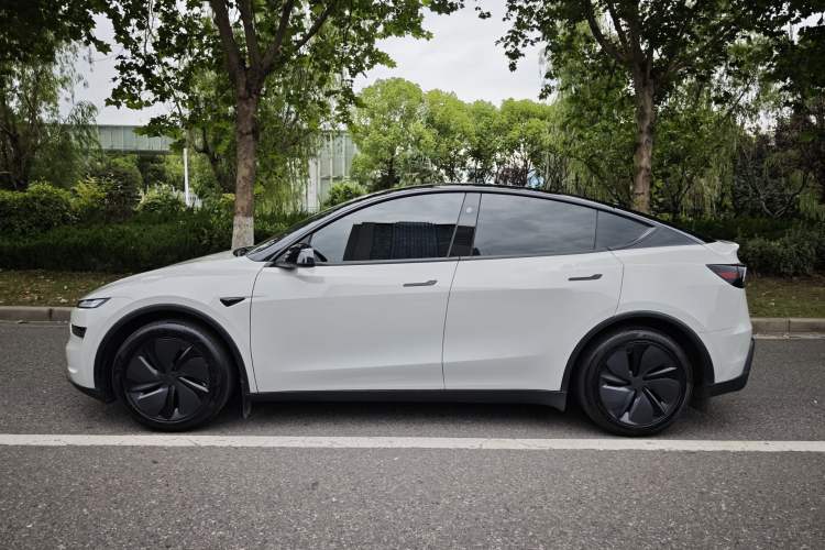 Used Tesla Model Y 2025 Rear-Wheel-Drive Version Exterior 3